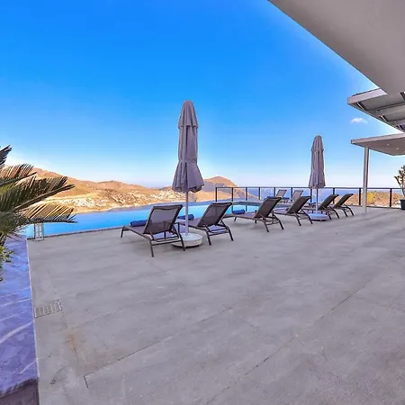 Luxury 5 Bedroom With Heated Infinity Pool & Amazing Sea Views Willa *